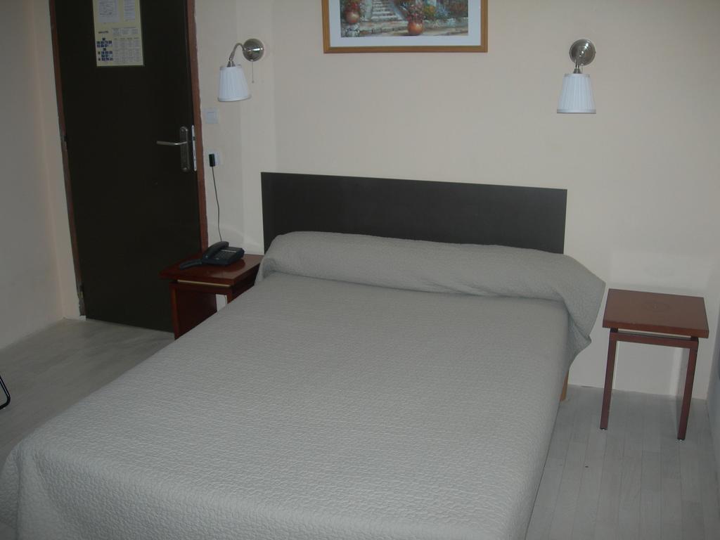 Hotel Les Acanthes Remoulins Quarto foto