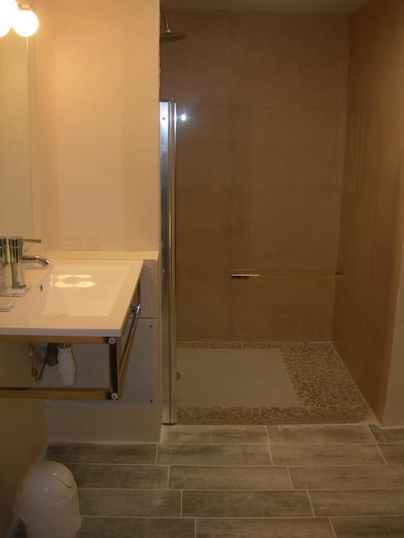 Hotel Les Acanthes Remoulins Quarto foto