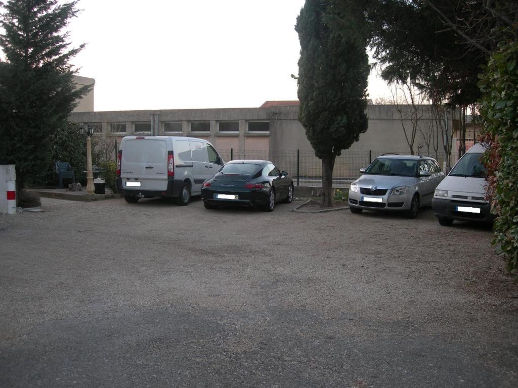 Hotel Les Acanthes Remoulins Exterior foto