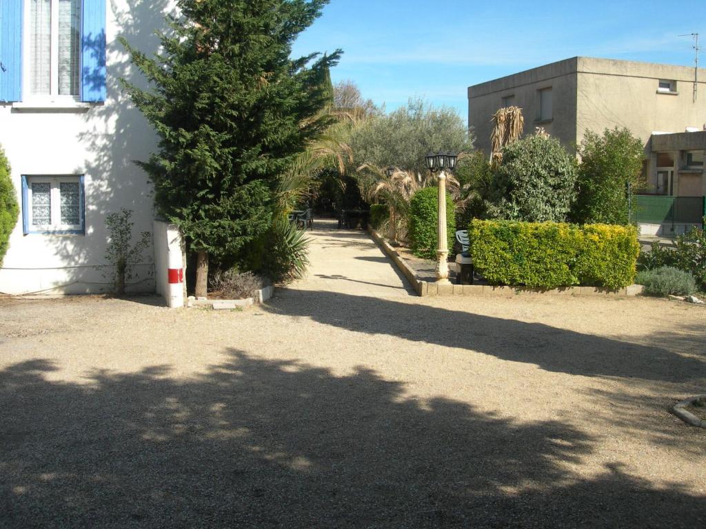 Hotel Les Acanthes Remoulins Exterior foto