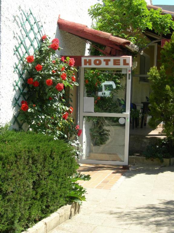 Hotel Les Acanthes Remoulins Exterior foto