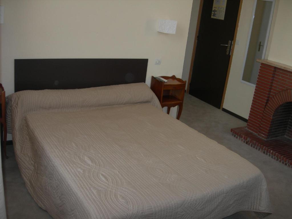 Hotel Les Acanthes Remoulins Quarto foto