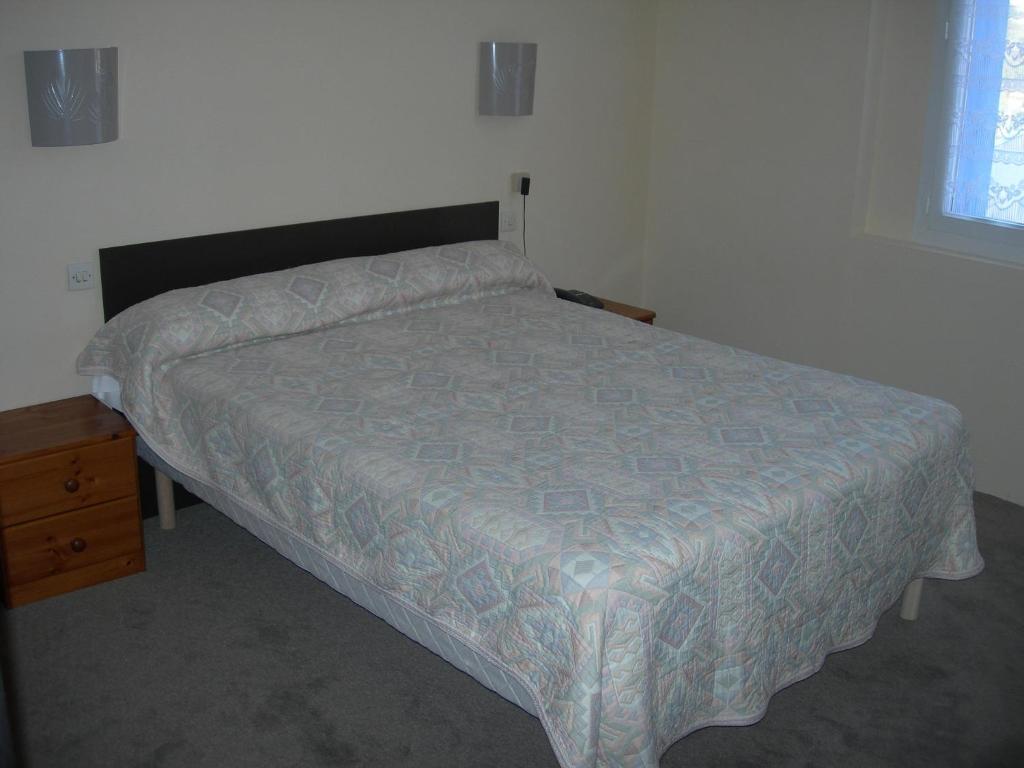 Hotel Les Acanthes Remoulins Quarto foto