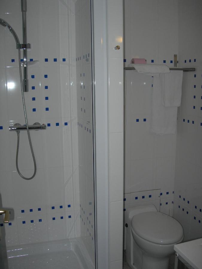 Hotel Les Acanthes Remoulins Quarto foto